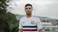 Warna putih merupakan dasar warna jersey tandang Meksiko. Ada hiasan khas  bendera Meksiko di bagian dada, juga tiga garis hijau di pundak. (Foto: dok. Adidas)