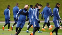 Nicolas Otamendi, tuan rumah di sesi latihan karena sehari-hari, Otamendi juga kerap mengunjungi lapangan itu dalam statusnya sebagai pemain Manchester City (Jason Cairnduff/Reuters)