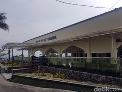 Bikin Betah Jamaah, Masjid Berpagar Akuarium di Sukabumi