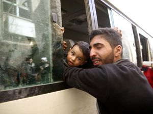 Sedih! Momen Perpisahan Ayah dengan Balitanya yang Mengungsi Sedih! Momen Perpisahan Ayah dengan Balitanya yang Mengungsi