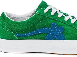 Nyeleneh! Teddy Adhitya Kenakan Sepatu Beda Warna