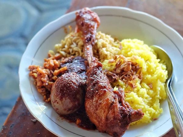 Sedap! Makan Siang dengan 10 Nasi Kuning Berlauk Komplet dari Netizen