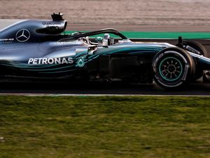 Cara Hamilton untuk Menyakiti Rival-Rivalnya Cara Hamilton untuk Menyakiti Rival-Rivalnya