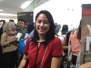 Wanita-wanita Ini Rela Berdesakan Cari Kerja di Senayan