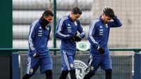 Para pemain Argentina berkumpul di City Football Academy untuk menjalani sesi latihan jelang laga friendly pekan ini. Angel Di Maria dan Pablo Perez terlihat berjalan memasuki lapangan. (Jason Cairnduff/Reuters)