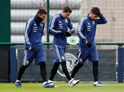 Para pemain Argentina berkumpul di City Football Academy untuk menjalani sesi latihan jelang laga friendly pekan ini. Angel Di Maria dan Pablo Perez terlihat berjalan memasuki lapangan. (Jason Cairnduff/Reuters)
