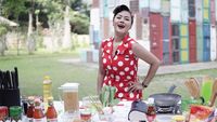 Siap Menikah, Ini Gaya Manis Chef Aiko Ketika Masak dan Ngopi