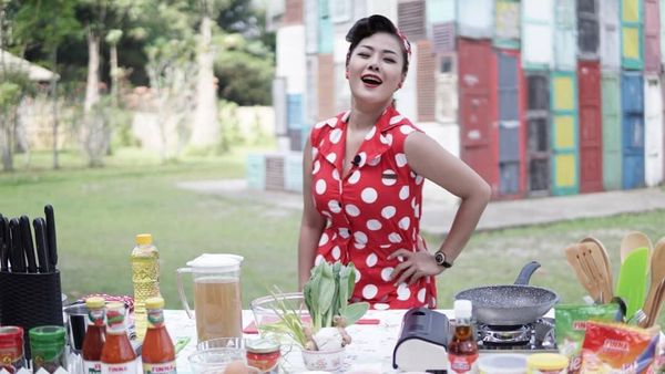 Siap Menikah, Ini Gaya Manis Chef Aiko Ketika Masak dan Ngopi