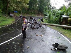 Tiang Listrik Roboh Halangi Jalan, Sebagian Wilayah Banjar Gelap