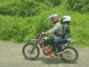 Berjaket Kulit, Rini Soemarno Dibonceng Polisi Pakai Motor Trail