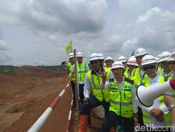 Proyek Kereta Cepat JKT-BDG Selesainya Molor, Rini Minta Maaf