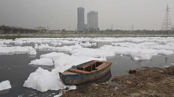 Potret Sungai Tercemar di India yang Tertutup Buih