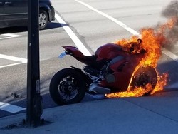Waduh, Motor Dovizioso Versi Jalanan Malah Terbakar