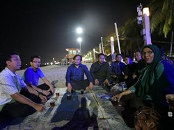Saat Ketum PPP Menikmati Malam di Pantai Ancol