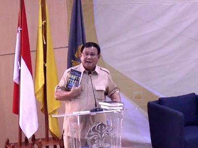 Momen Prabowo Tunjukkan Novel Tentang Indonesia Bubar 2030