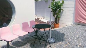 Kafe Pink Ini Dipilih Taeyeon Buat Syuting Albumnya, Kayak Apa Ya?