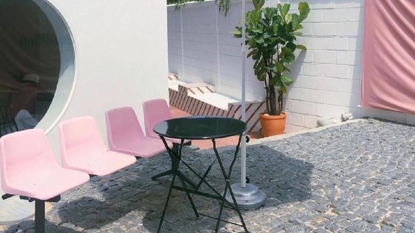 Kafe Pink Ini Dipilih Taeyeon Buat Syuting Albumnya, Kayak Apa Ya?
