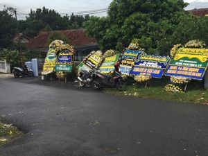 Karangan Bunga Penuhi Rumah Duka Pilot yang Tewas di Cilacap