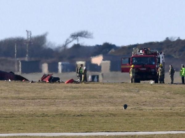 Foto: Pesawat Red Arrow Jatuh saat Latihan, Pilot Selamat