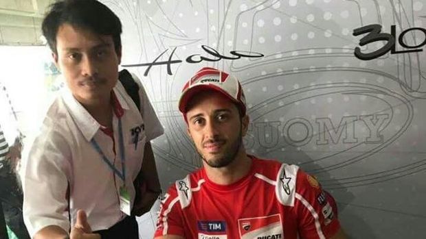 Nathani Mugiyono saat berpose dengan Andrea Dovizioso di Malaysia.