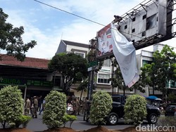 Aparat Tertibkan Alat Peraga Kampanye di Bandung