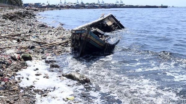 Saking Banyaknya, Sampah di Pesisir Cilincing Tutupi Pantai