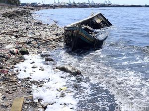 Saking Banyaknya, Sampah di Pesisir Cilincing Tutupi Pantai
