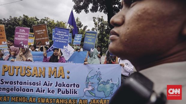 Warga dan aktivis Koalisi Masyarakat Menolak Swastanisasi Air Jakarta berunjuk rasa di depan Balaikota DKI Jakarta, 2018.