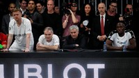 Dalam pertandingan ini, Bolt bergabung dengan Tim Jose Mourinho bersama Damien Duff, Stephane Chapuisat, Patrick Kluivert, dan lain-lain.Foto: Arnd Wiegmann/Reuters