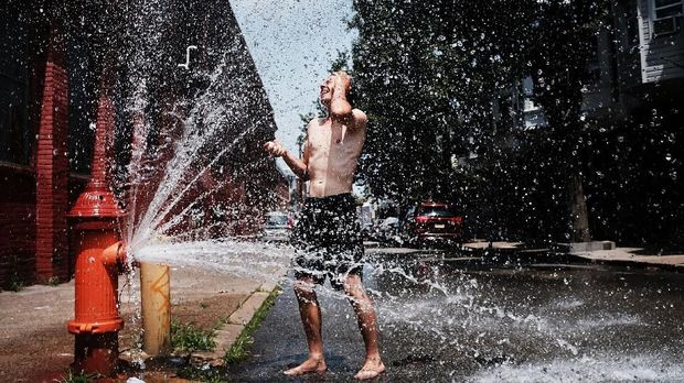 PHILADELPHIA, PA - JULY 21: Jimmy, a heroin addict from South Jersey, showers and washes his clothes in an open fire hydrant in the Kensington section of Philadelphia which has become a hub for heroin addicts on July 21, 2017 in Philadelphia, Pennsylvania. Over 900 people died last year in Philadelphia from opioid overdoses, a 30 percent increase from 2015. As the epidemic shows no signs of weakening, the number of fatalities this year is expected to surpass last year's numbers. Heroin use has doubled across the country since 2010, according to the DEA, part of an epidemic of opioid abuse that began in the 1990s, when doctors began prescribing higher doses of powerful painkillers.   Spencer Platt/Getty Images/AFP