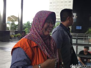 Panitera PN Tangerang Menangis Saat Diperiksa KPK Panitera PN Tangerang Menangis Saat Diperiksa KPK