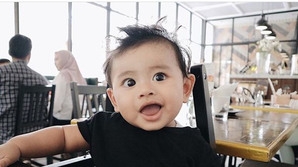 Yuk Kenalan dengan Bocah Bermata Menawan Ini