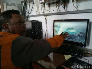 Ledakan Sempat Terdengar Saat Letupan Hantam Tebing Kawah Ijen