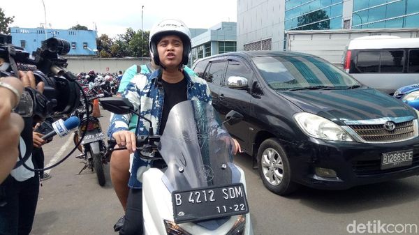 Ngeeng... Gaya Kasual Billy Syahputra Naik Skuter Bongsor