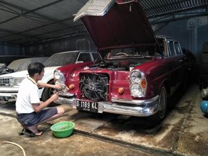 Pria Ini Punya 30 Mobil di Garasinya, Bagaimana Merawatnya Ya? Pria Ini Punya 30 Mobil di Garasinya, Bagaimana Merawatnya Ya?