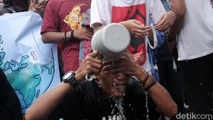 Tolak Swastanisasi Air, Massa Mandi di Balai Kota
