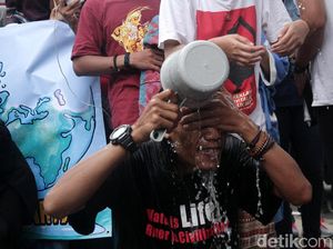 Tolak Swastanisasi Air, Massa Mandi di Balai Kota