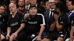 Aksi Bolt di Antara Para Legenda Sepakbola