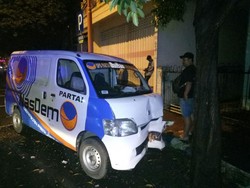 Lawan Arus, Mobil Partai NasDem Tabrak Pohon Hingga Ringsek