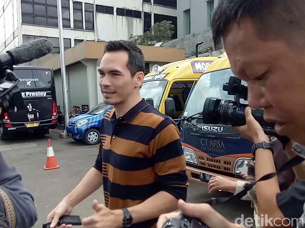 Atalarik Syah Titip Pesan untuk Tsania Marwa Atalarik Syah Titip Pesan untuk Tsania Marwa