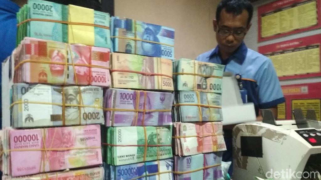 Uang Mainan dan Dolar AS Plastik yang Disetor Mujiono ke Bank