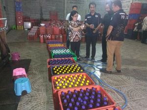 BPOM Amankan Bahan Baku Jamu Cair Tanpa Izin Produksi di Sidoarjo BPOM Amankan Bahan Baku Jamu Cair Tanpa Izin Produksi di Sidoarjo