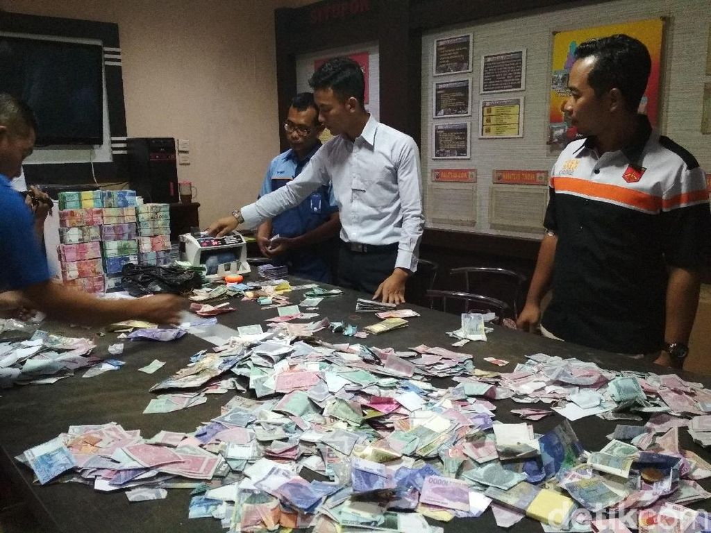 Polisi Pamerkan Ribuan Lembar Uang Mainan Mujiono, Hitung Totalnya