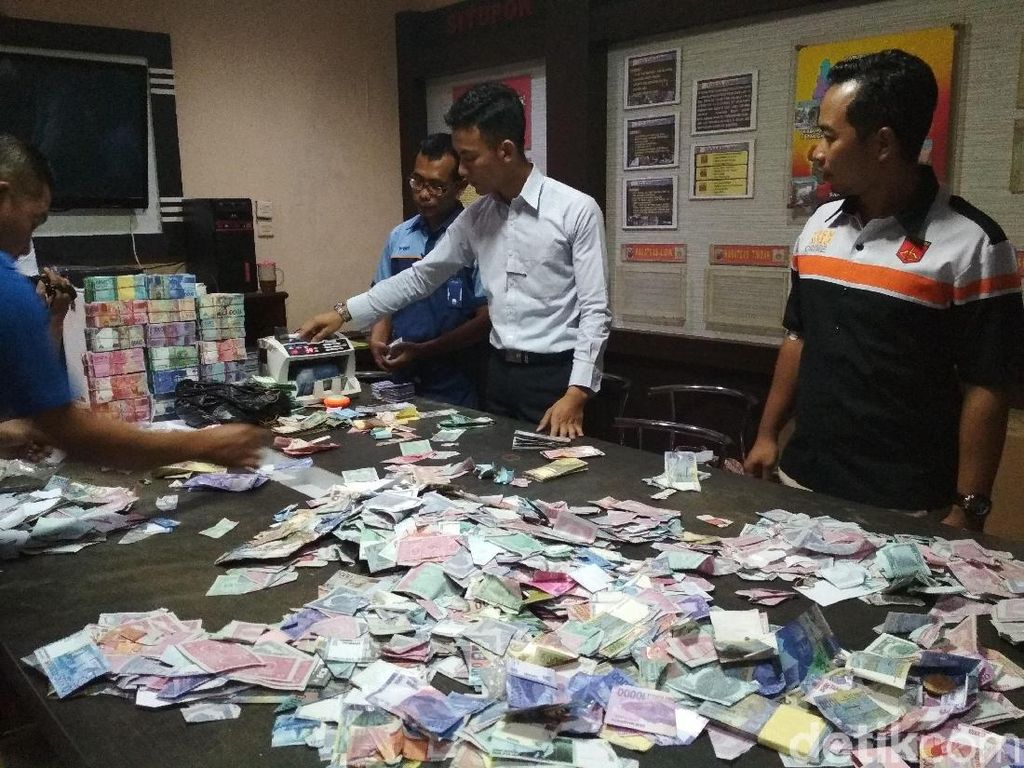 Uang Mainan Mujiono Selesai Dihitung, Ini Jumlah Totalnya Uang Mainan Mujiono Selesai Dihitung, Ini Jumlah Totalnya