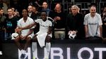 Aksi Bolt di Antara Para Legenda Sepakbola