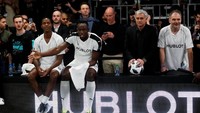 Gaya Bolt dan Mourinho di pinggir lapangan. Foto: Arnd Wiegmann/Reuters