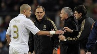 Di Real Madrid, Pepe awalnya merupakan salah satu pemain andalan Mourinho. Tapi kemunculan Raphael Varane mengubah hal itu. Mourinho secara terbuka menyebut bahwa Pepe, walaupun punya banyak pengalaman, sudah kalah bersaing dengan seorang remaja. (Foto: Lluis Gene/AFP Photo)