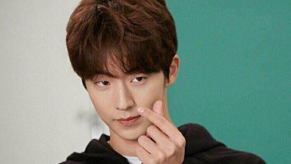 Unyu Banget, Gaya Artis Ungkapkan Cinta dengan Tren Finger Heart