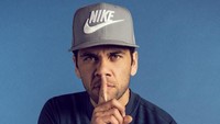 Dani Alves memakai salah satu perlengkapan pakaian anyar Timnas Brasil. (nike.com)