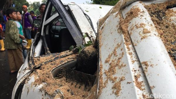 Penampakan Mobil yang Ringsek Ditimpa Pohon Tumbang di Jatinegara